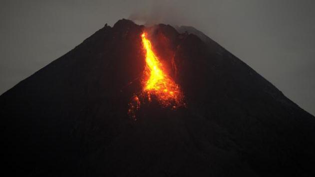 Gunung Merapi Muntahkan Guguran Lava Pijar