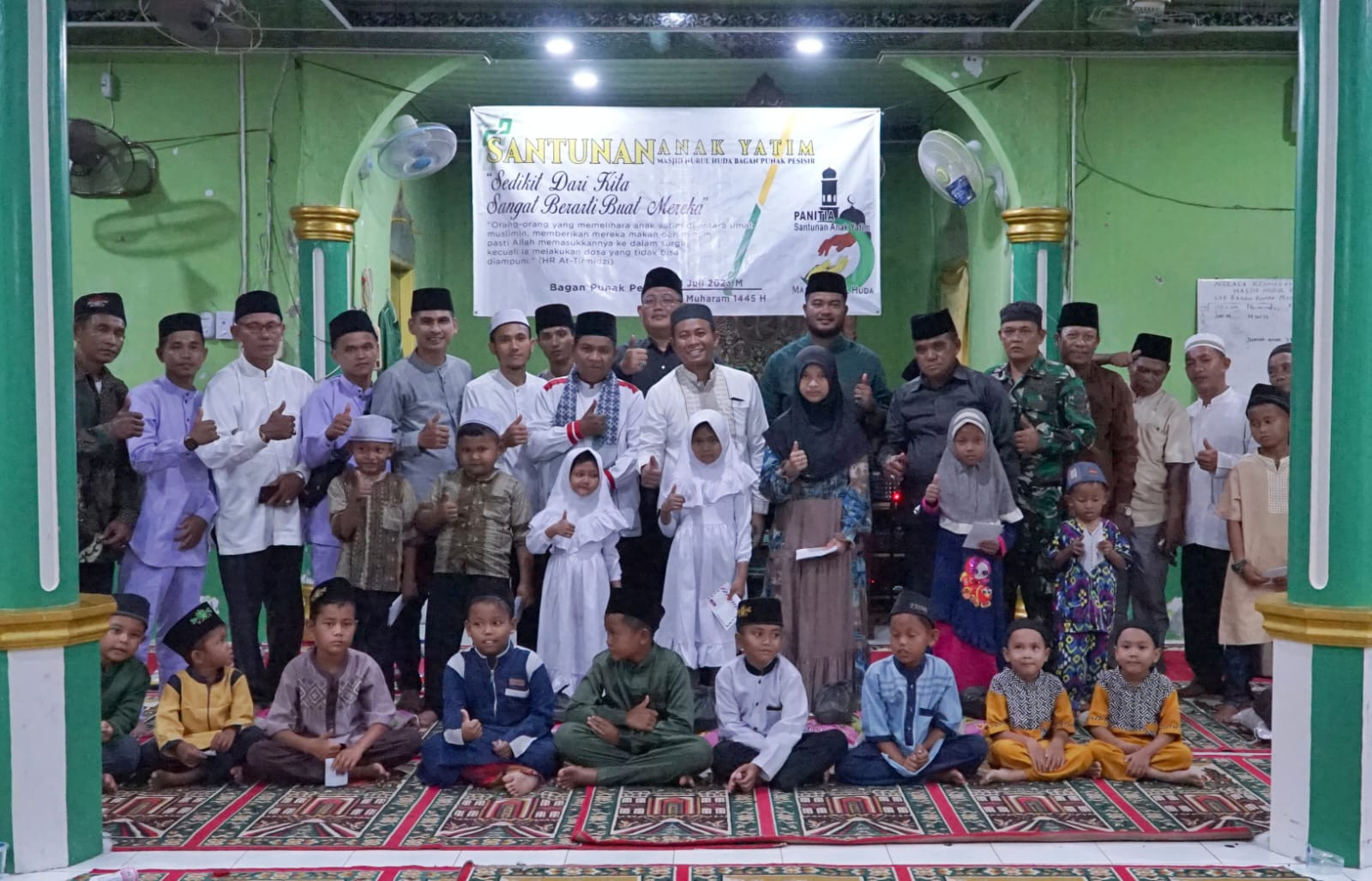 Wakil Bupati Rohil Santuni Anak Yatim Bersama Jamaah Masjid Nurul Huda 