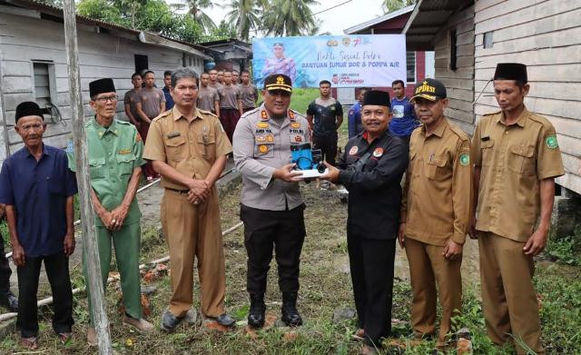 Bakti Sosial Polri, Kapolres Meranti Serahkan Bantuan Sumur Bor dan Pompa Air