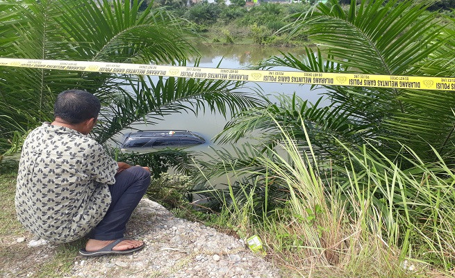 Massa Ceburkan Mobil Diduga Plat Merah ke Sungai Kampar, Punya Siapa?