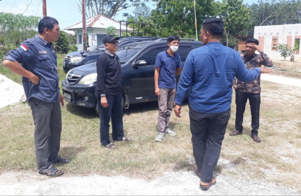 Anggota DPRD H.Neflizal (Dt Lilik) Kunjungi Jalan Desa Tanjung Bungo