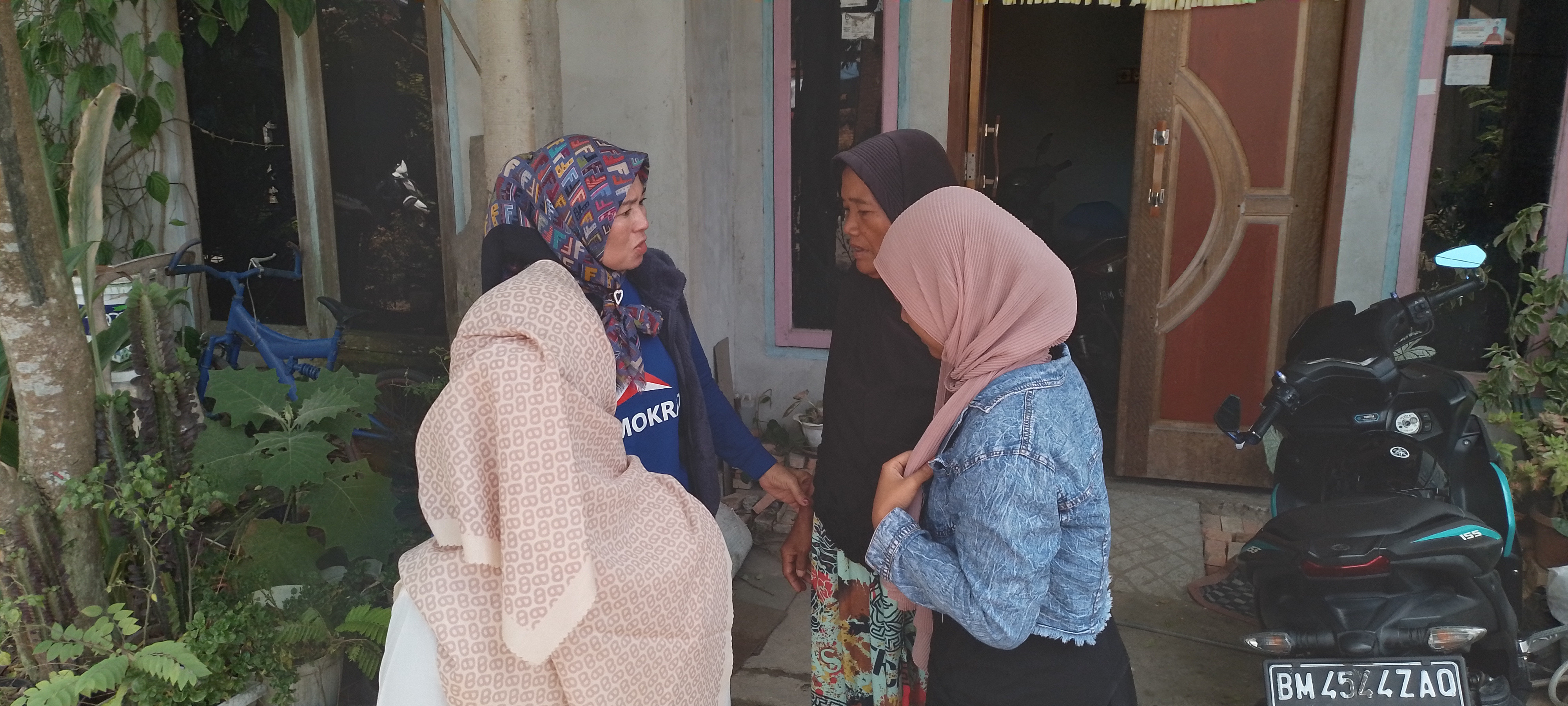 Haswinda, Jenguk Korban Kebakaran Rumah di Desa Sungai Jalau