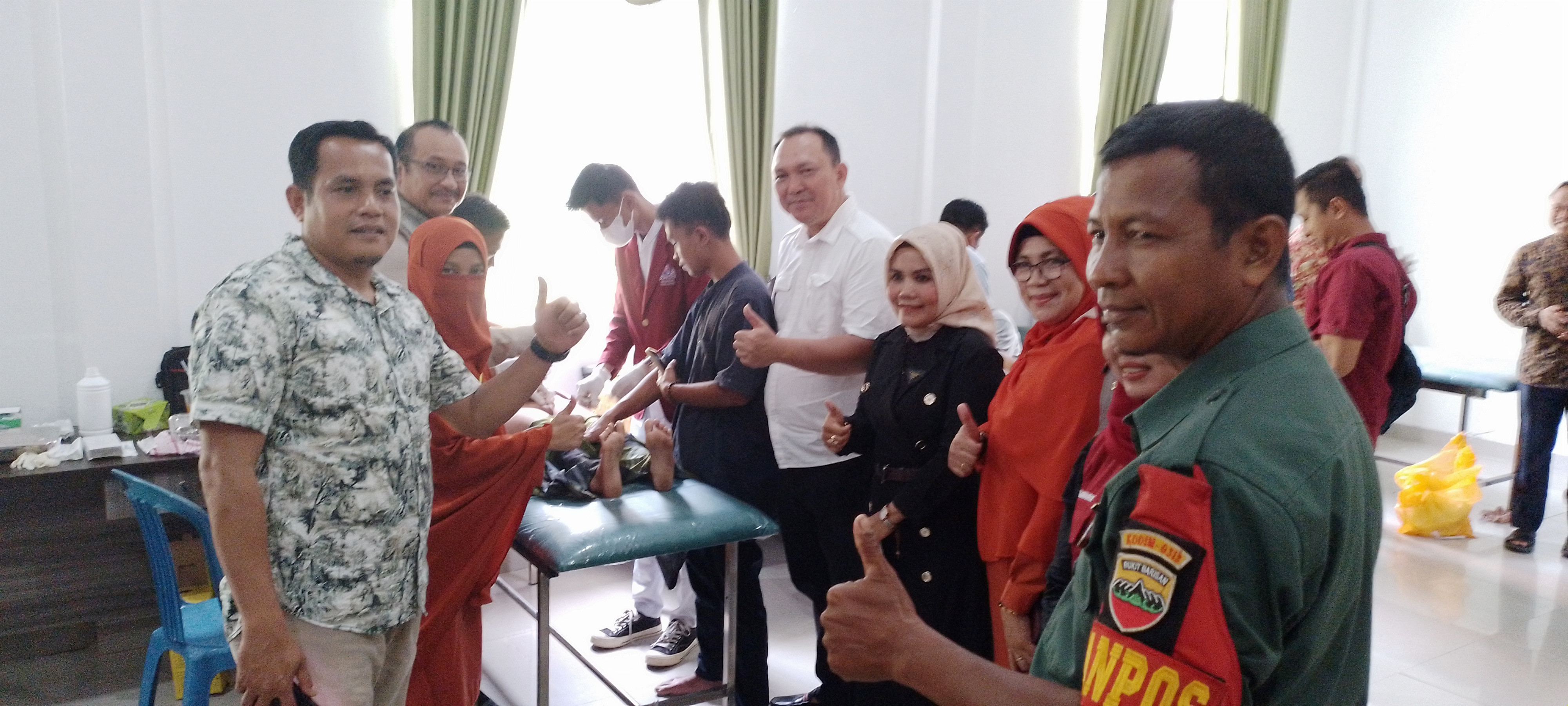 Berikan Bingkisan Terhadap Peserta Khitan Puskesmas Kampa, Ini Kata H Nurzafri