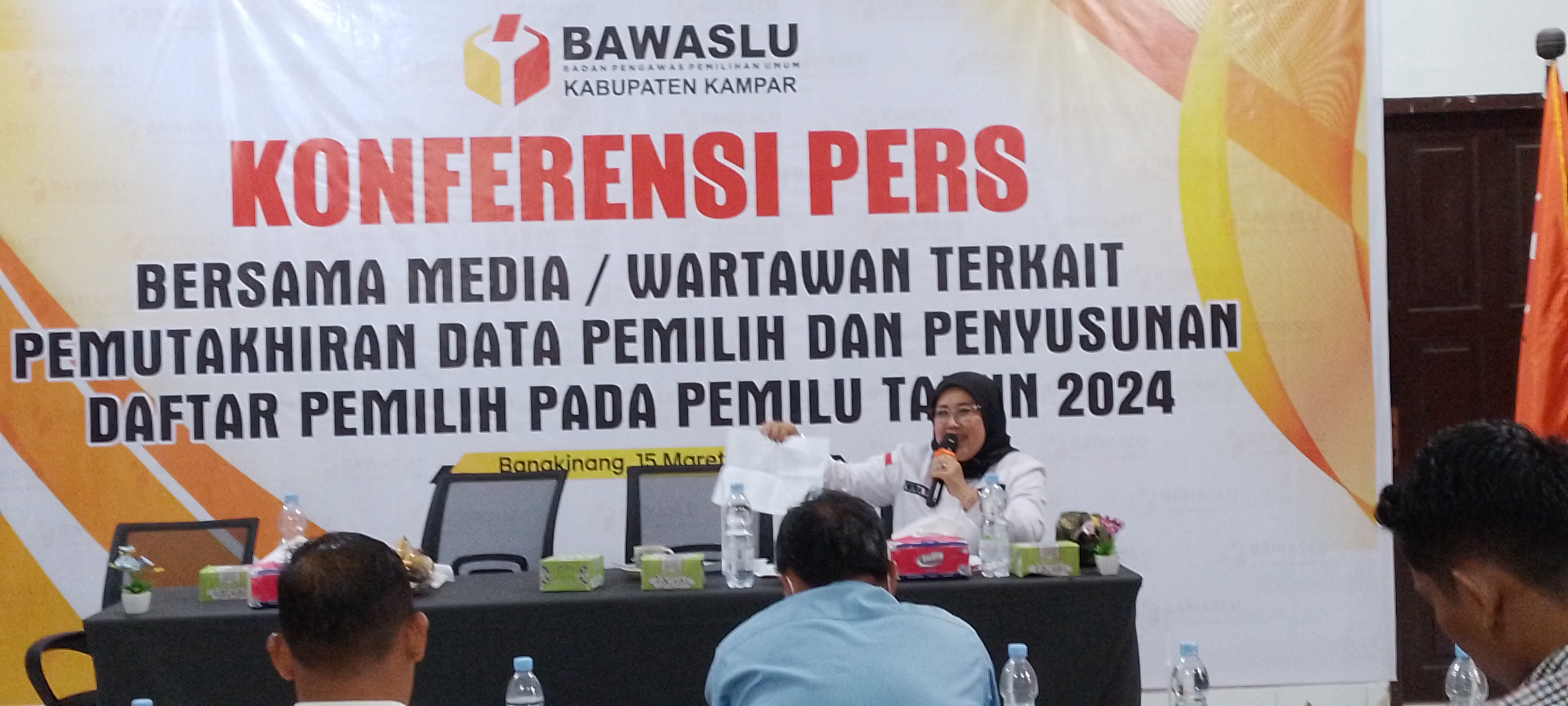 Bawaslu Kampar Taja Konferensi Pers,  Berbagai Data Dari Petugas Pantarlih Belum Akurat 