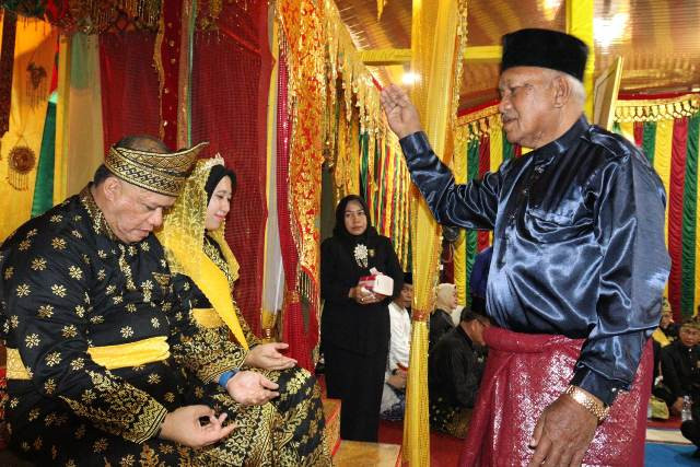 Terima Gelar Kehormatan Adat, Bupati Rezita: Penganugerahan ini Merupakan Suatu Amanah Besar