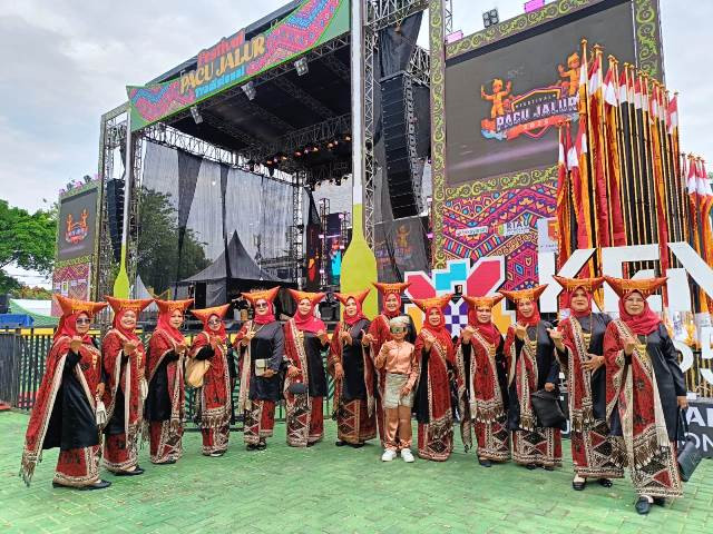 Tarian hingga Fashion Show Adat, IKM Kuansing Tampilkan Budaya Minangkabau di Pacu Jalur