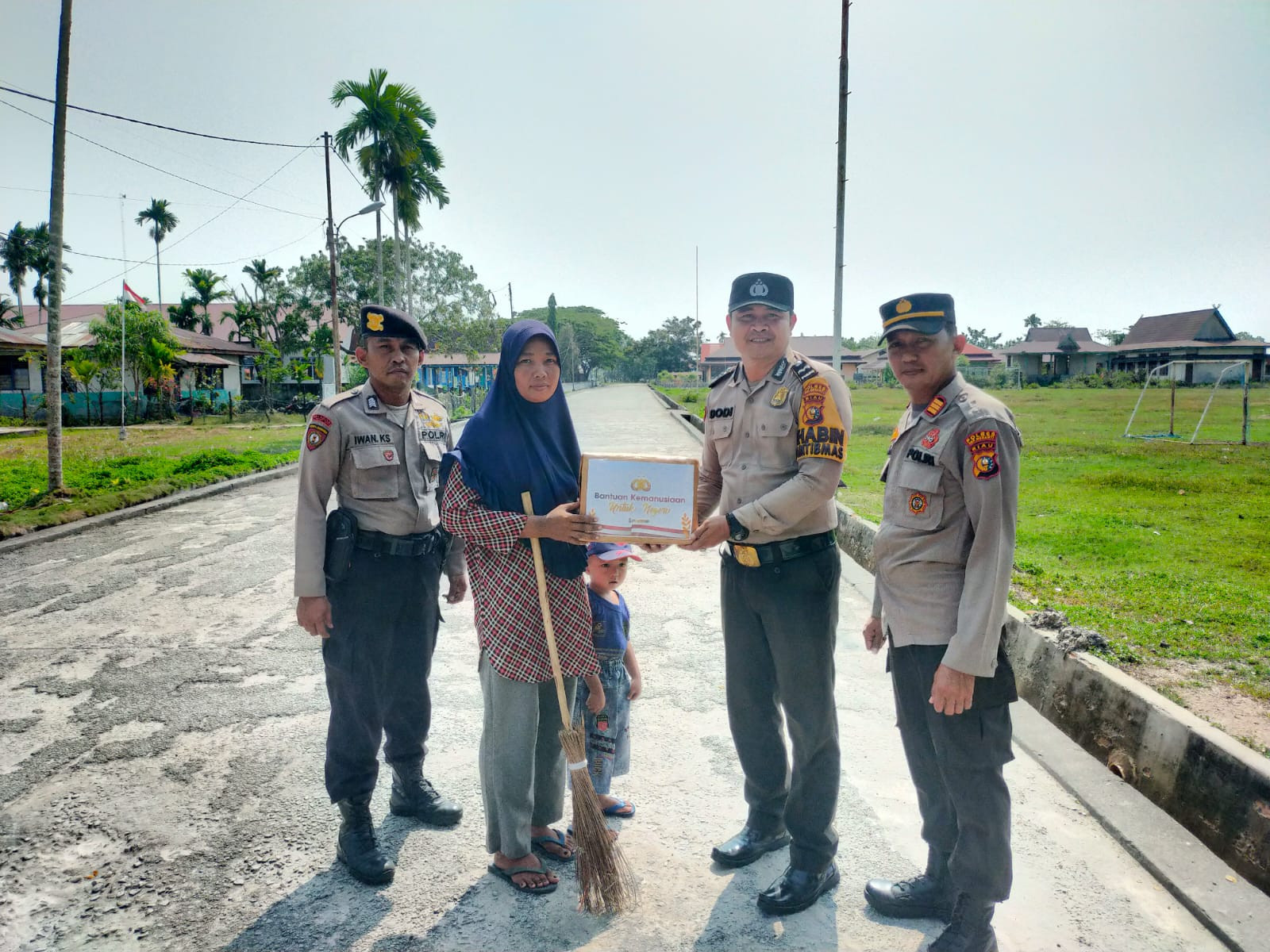 Petugas Kebersihan dapat Bansos Sembako dari Polsek Merbau