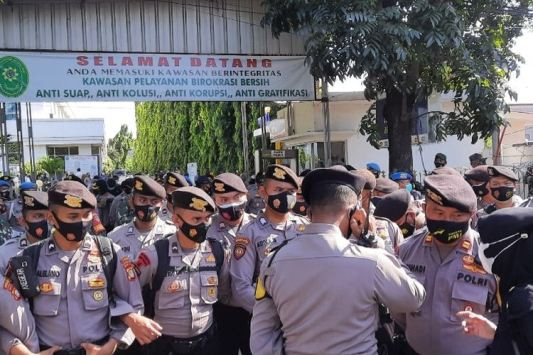 Tak Diizinkan Masuk,Tim Rizieq Cekcok Dengan Polisi