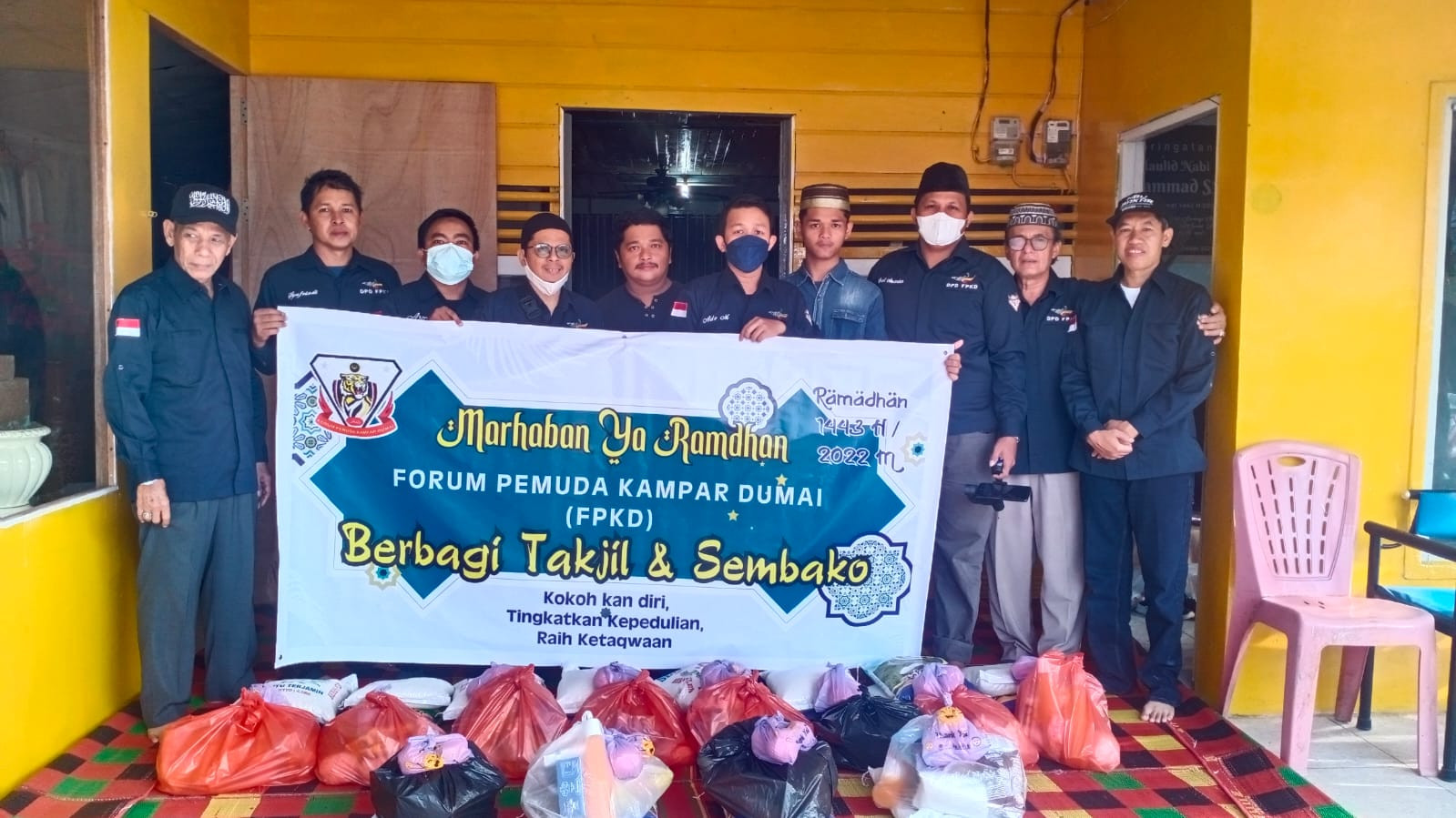 FPKD Berbagi Takjil kepada Masyarakat dan Sembako untuk Keluarga Kampar