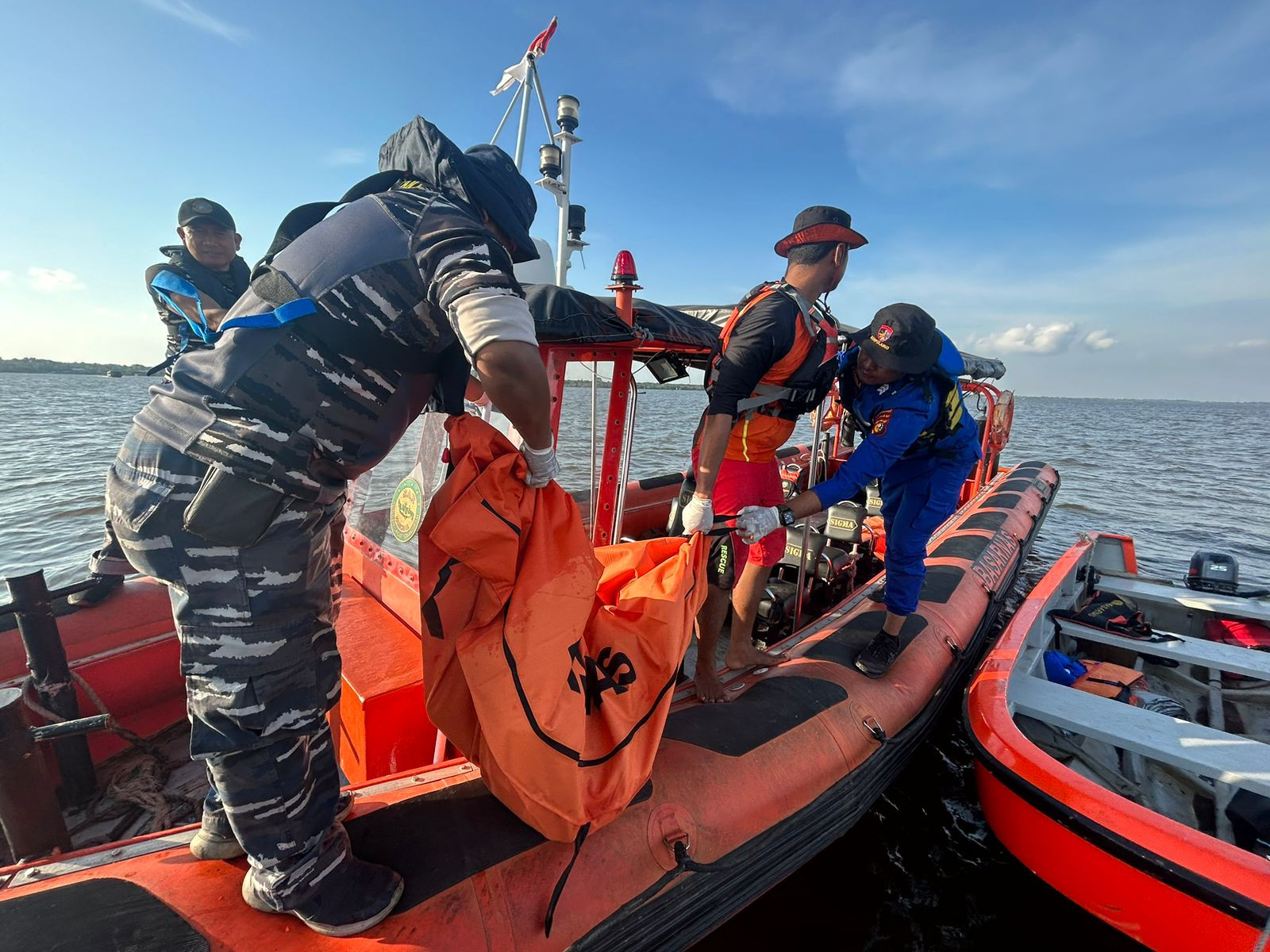 Unit SAR Meranti Berhasil Temukan 1 Orang ABK Kapal KM M1 di Perairan Selatpanjang