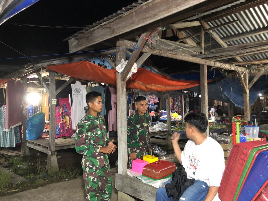 Anggota Satgas TMMD Ke 115 Kodim 0313/KPR Komsos Dengan Pedagang Pasar