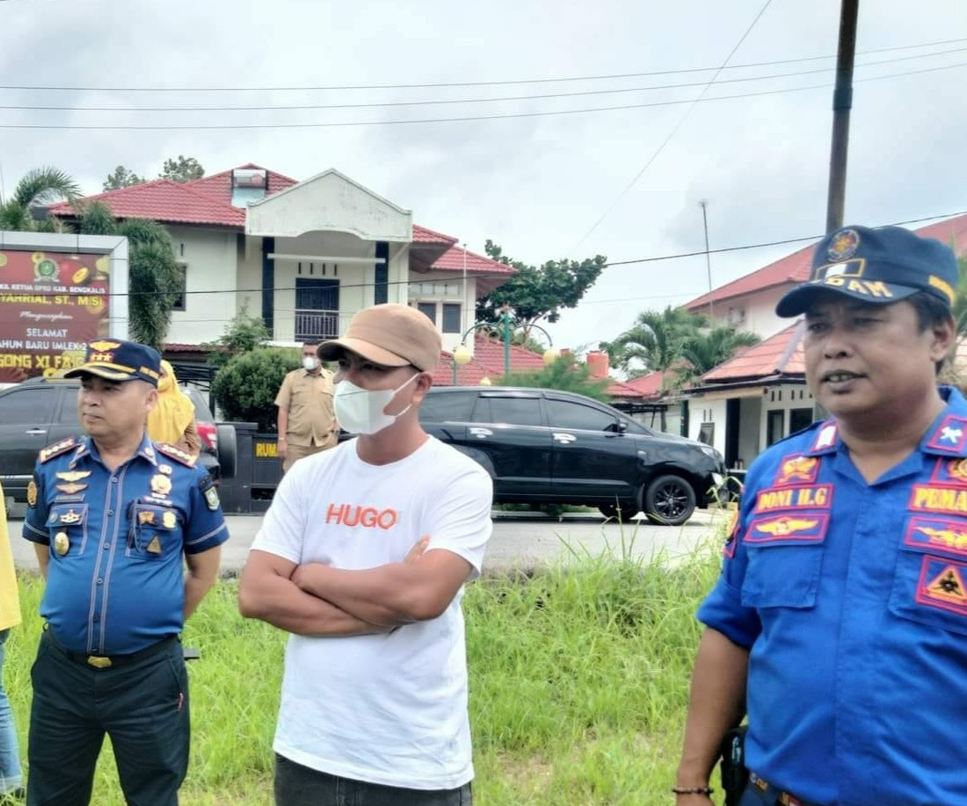 Pelatihan dan simulasi penanganan kebakaran penggunaan Alat Pemadam Api Ringan (APAR)  di depan ruma