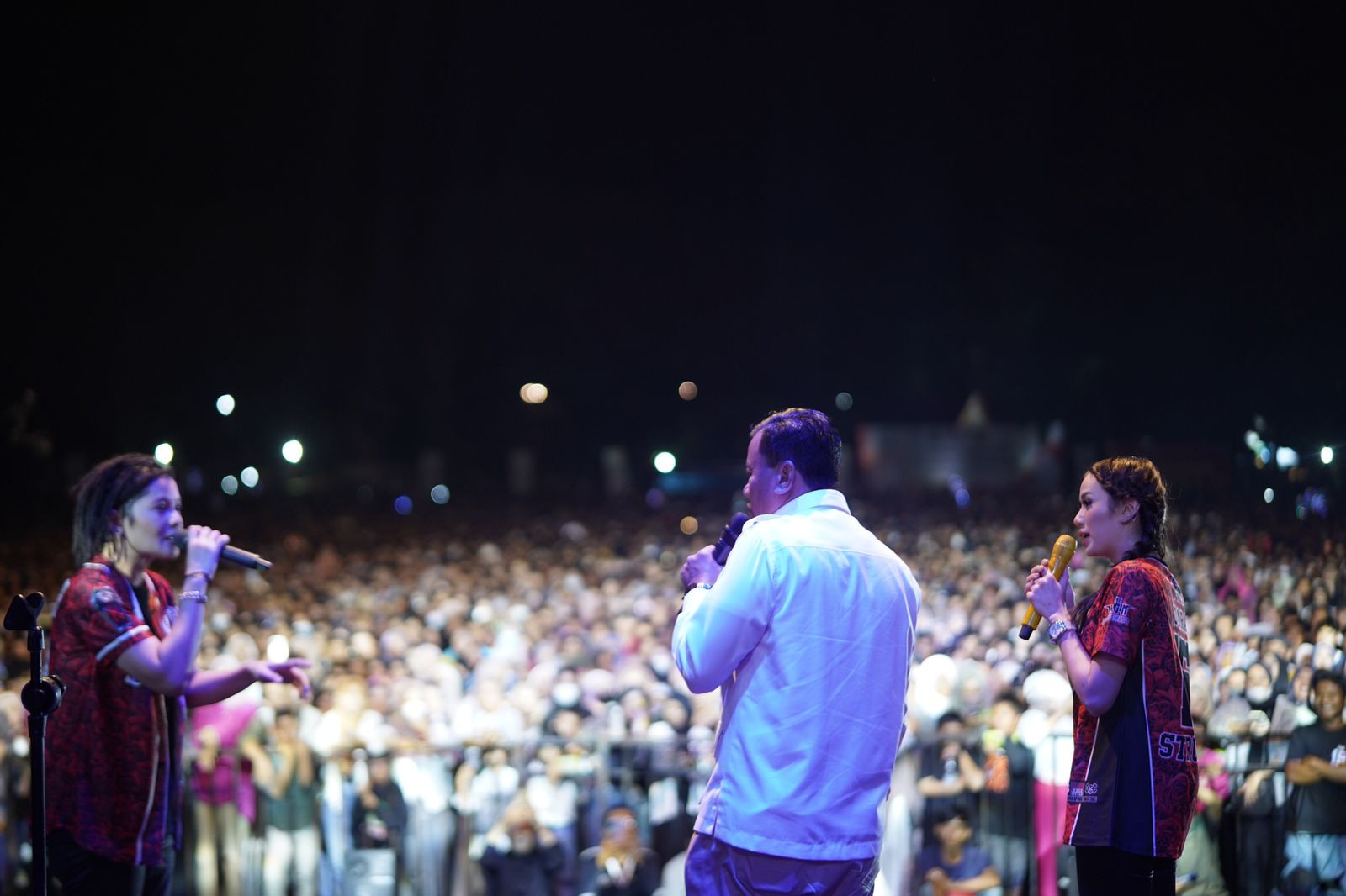 Malam Hiburan Penutupan Porprov Riau X di lapangan Limuno menjadi lautan manusia