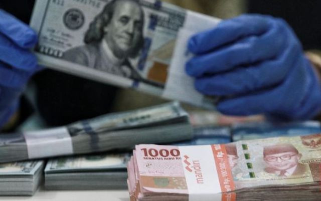 Babak Belur, Rupiah Kian Terperosok ke Rp14.824 per Dolar AS