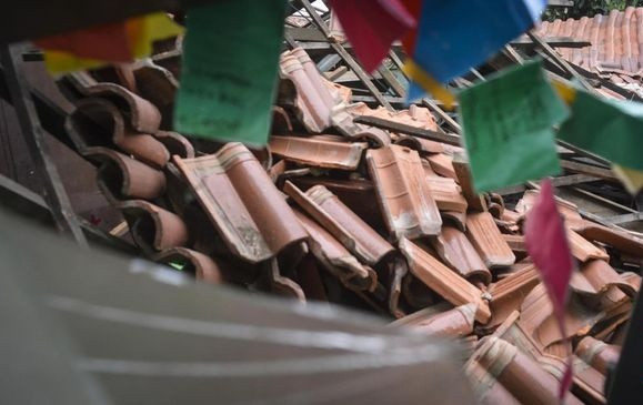 Atap SD di Gunungkidul Ambruk Sejumlah Siswa Dilarikan ke Puskesmas