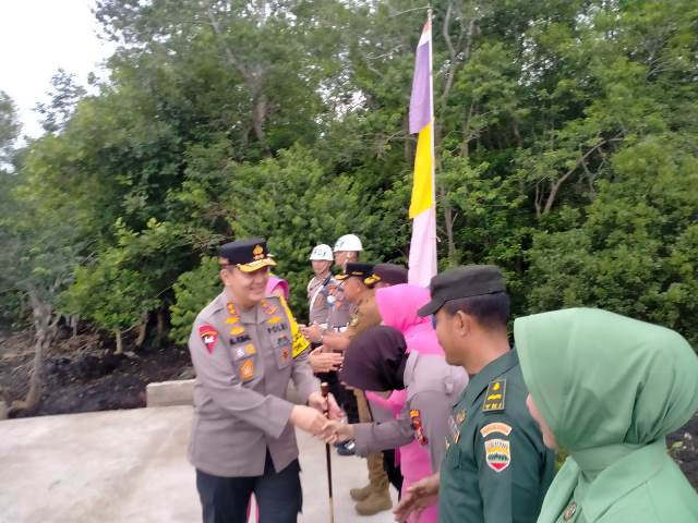 Kapolda Riau Irjen Iqbal Bersama Ibuk Ketua Bayangkari Resmi MCK dan Renovasi Mushola Al - Barkah