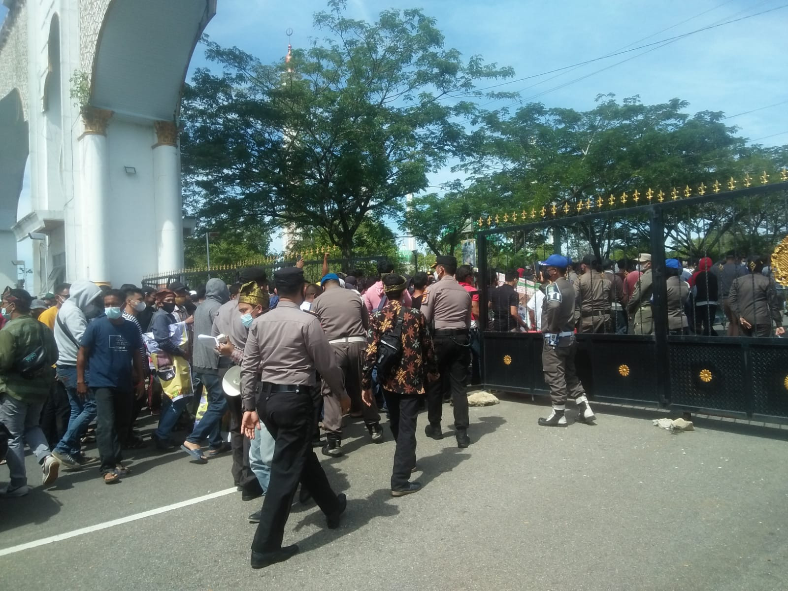 Tolak perpanjangan HGU 2 perusahaan ratusan Masa datangi Kantor Bupati Rohul
