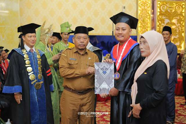 Wisuda AMIK Selatpanjang, Pemkab Meranti Harap Para Lulusan Lanjutkan Pendidikan