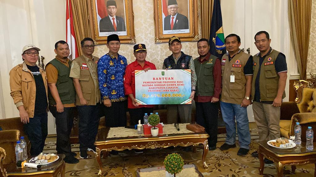 Diterima Langsung Bupati Cianjur, Pemprov Riau Serahkan Bantuan Bencana Gempa Rp.676.956.000