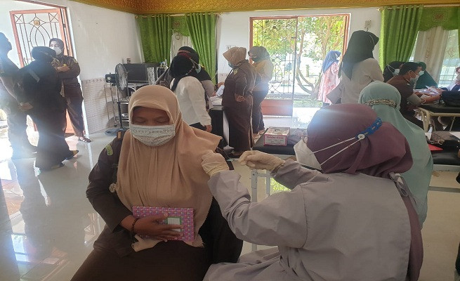 Pegawai Kejari Kampar Divaksin Covid-19 Tahap II