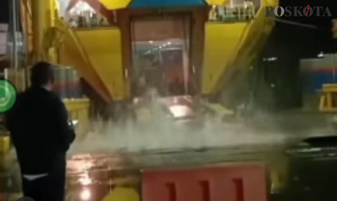 Jebol Diterjang Ombak Jembatan Dermaga Kapal Eksekutif Merak