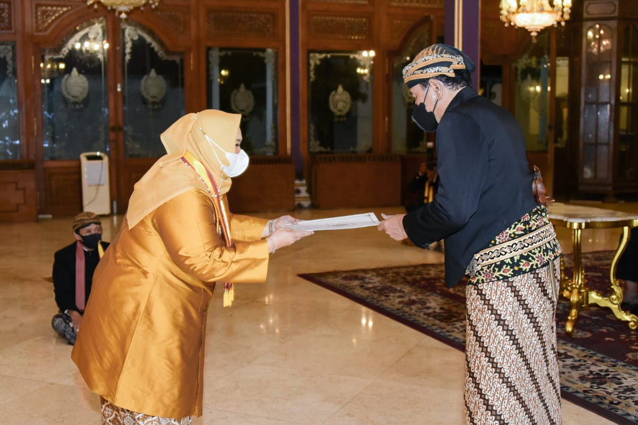 Bupati Bengkalis Dianugerahi Gelar Adat Kanjeng Mas Tumenggung 