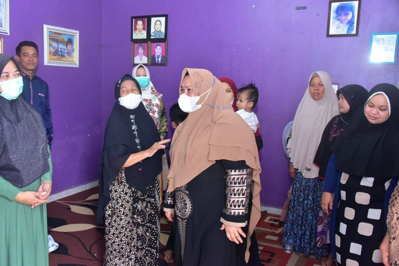 Bupati Bengkalis Takziah ke Rumah Duka Almarhumah Rindayu