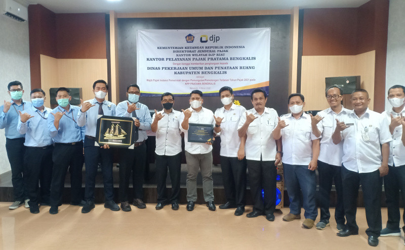 PUPR Bengkalis Raih Penghargaan Kontribusi Terbesar Pembayaran Pajak