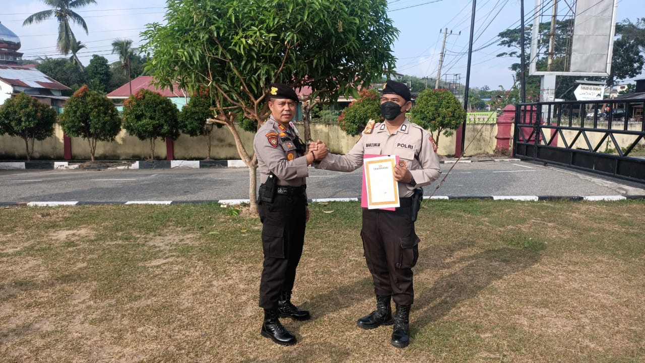 Bripka Marzuki Malis Dapat Piagam Penghargaan Dari Kasat Samapta 