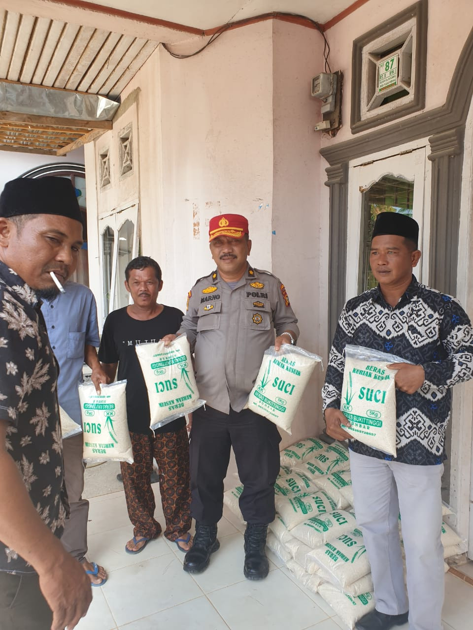 Kompol Sumarno Santuni Anak Yatim di Desa Pulau Permai Tambang