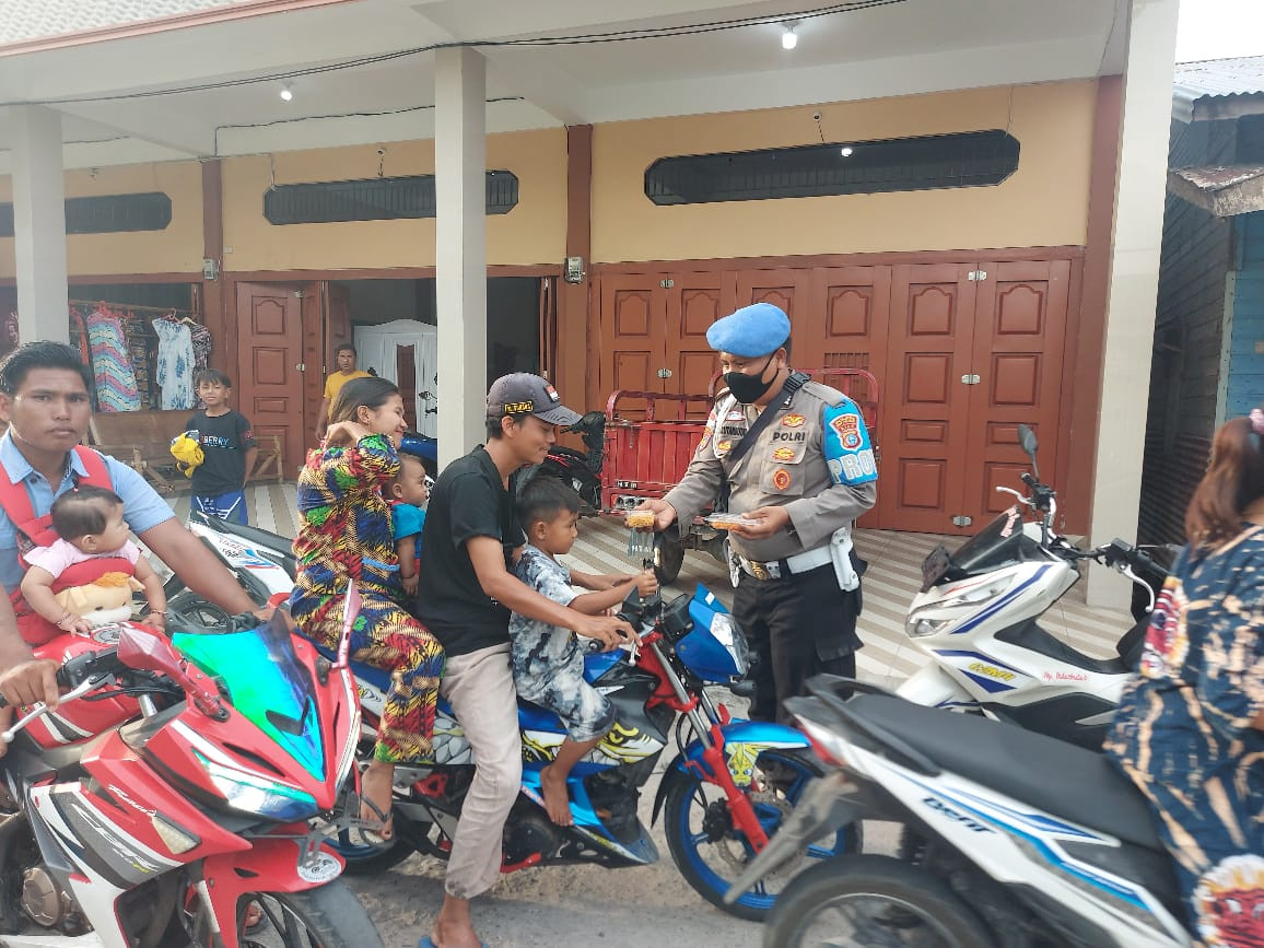 Menjelang Berbuka Puasa Polsek Panipahan Bagi-Bagi Takjil