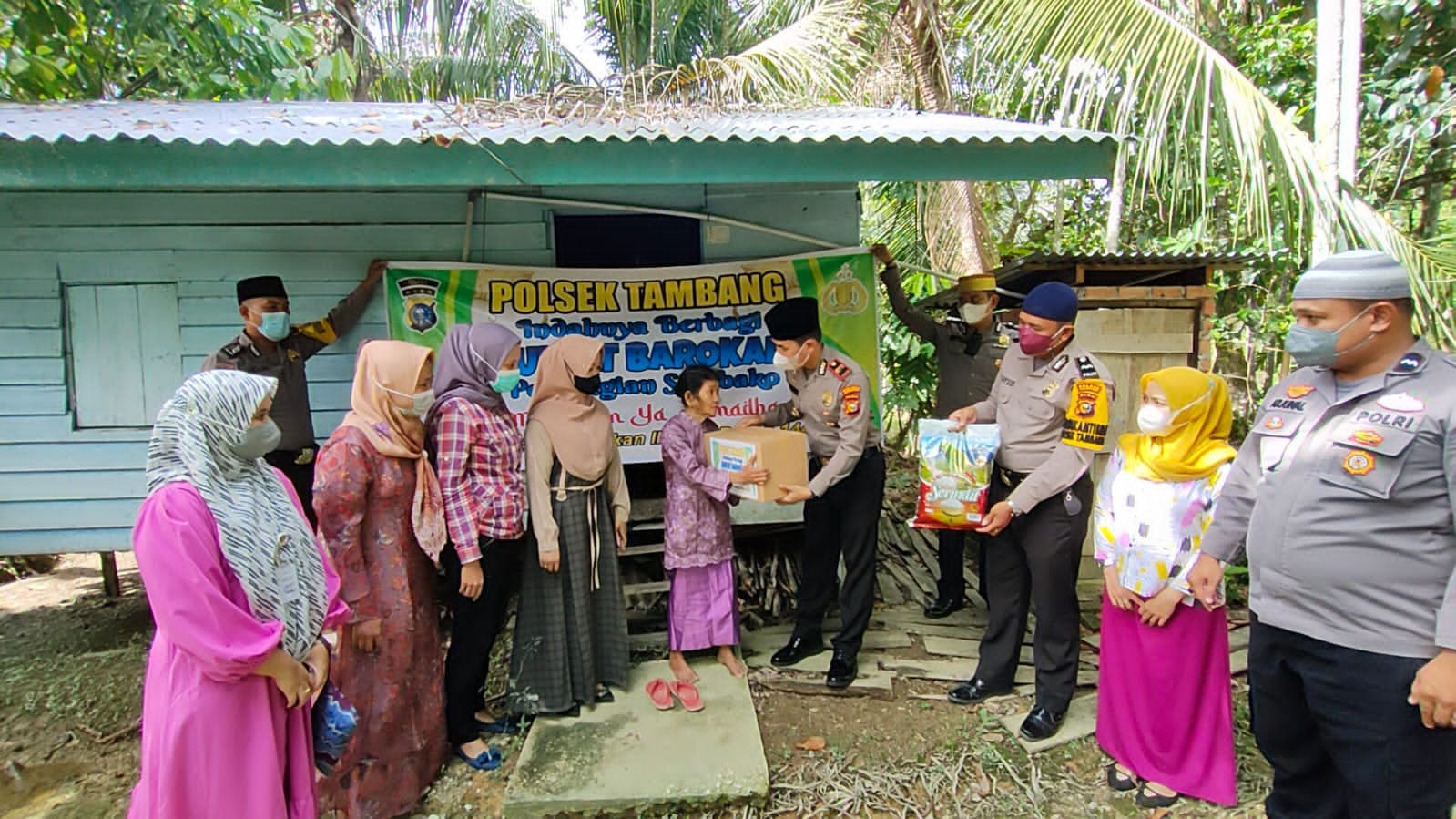 Polsek Tambang Berbagi Sembako Bagi Warga Kurang Mampu