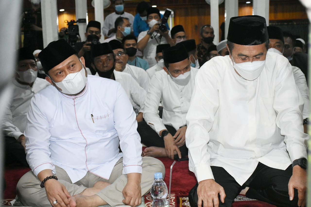 Bupati Catur Dampinggi Gubernur Riau Safari Ramadhan di Masjid Al-Kubro.