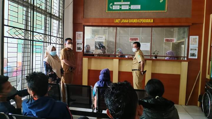 Sidak ke Didukcapil dan Bapenda, Wabup Rohil Minta Pelayanan Berjalan Baik