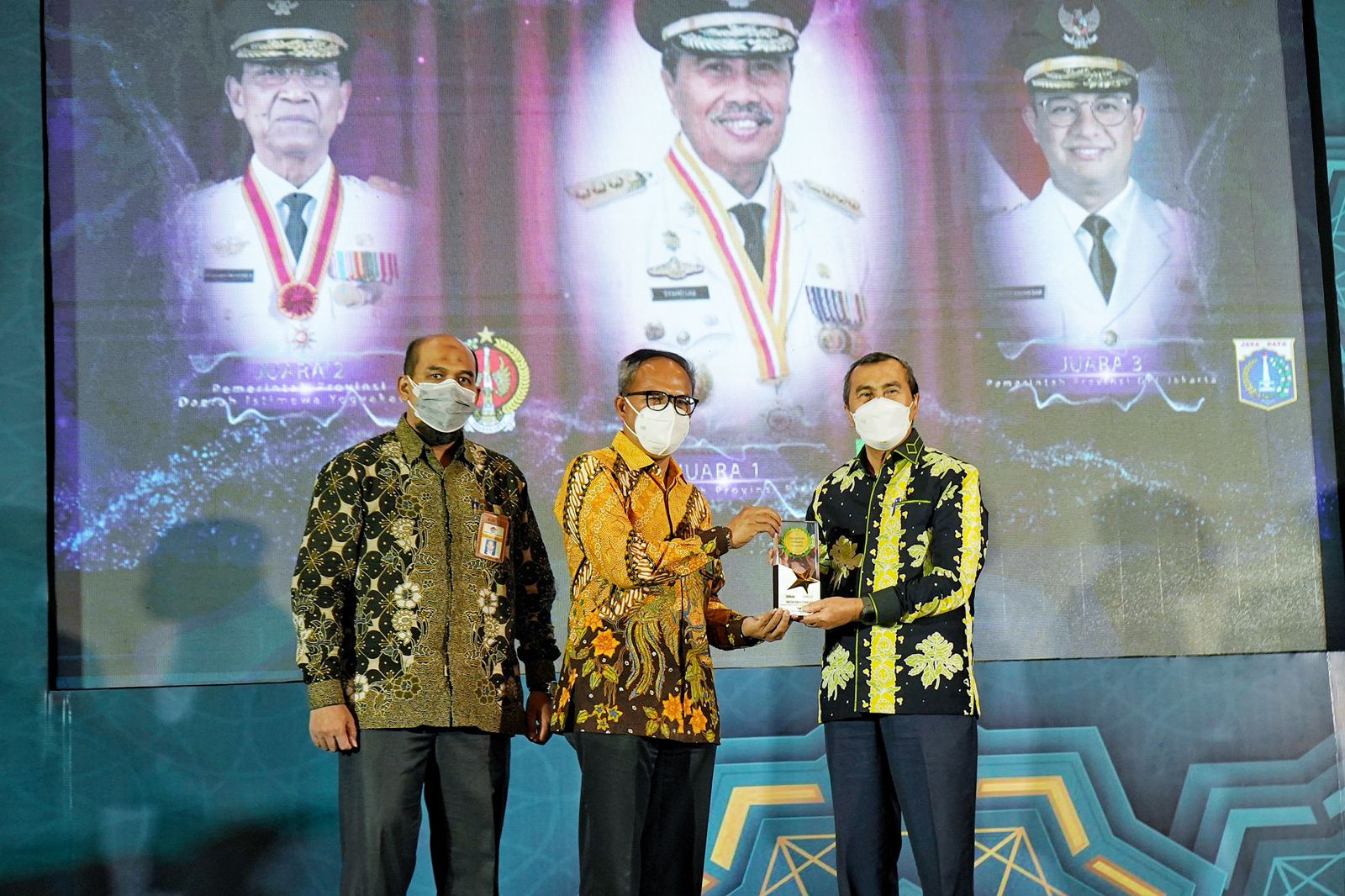 Hadiah Untuk Masyarakat Riau, Gubri Borong Anugerah Adinata Syari\