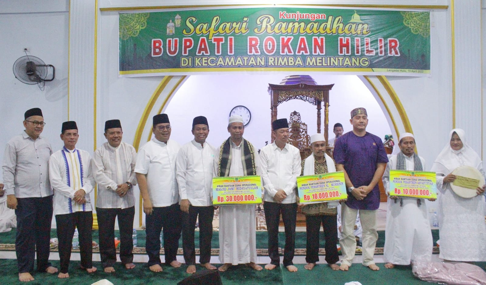 Safari Ramadhan di Rimba Melintang, Bupati Rohil Serahkan Bantuan 