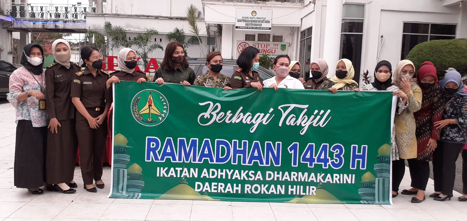 Kejari Rohil Bagi-Baji Takjil Sempena Ramadhan 1443 H
