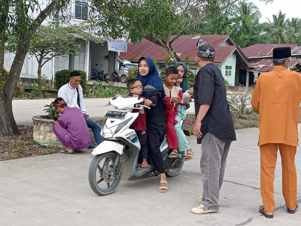 Pasukan Adat Gagak Hitam Kecamatan Bangko Pusako Berbagi Takjil