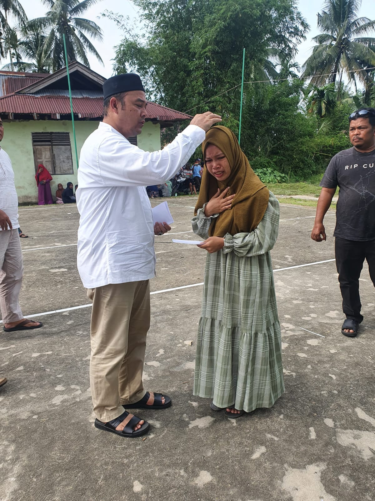 Ketua DPRD Santun Anak Yatim dan Piatu Dusun I dan IV  Pulau Tinggi 