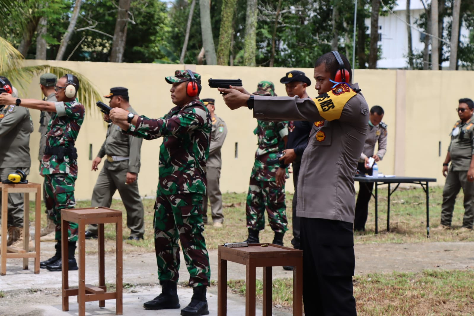 Sempena HUT Bhayangkara Ke 76, Kapolres Dumai Buka Perlombaan Menembak