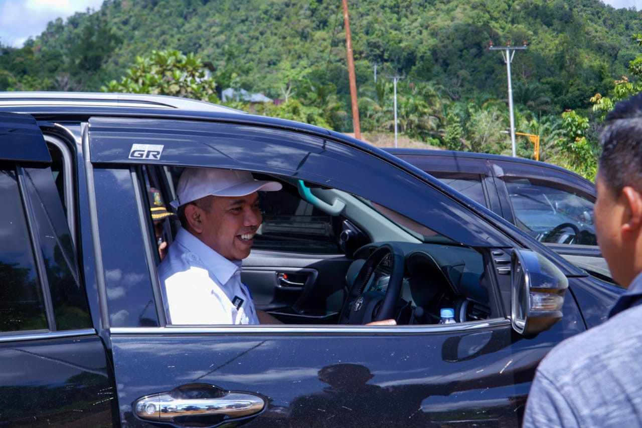 Menempuh Jalan Estrim Menuju  Daerah Terisolir, Pj Bupati Kampar Setir Mobil Sendiri 