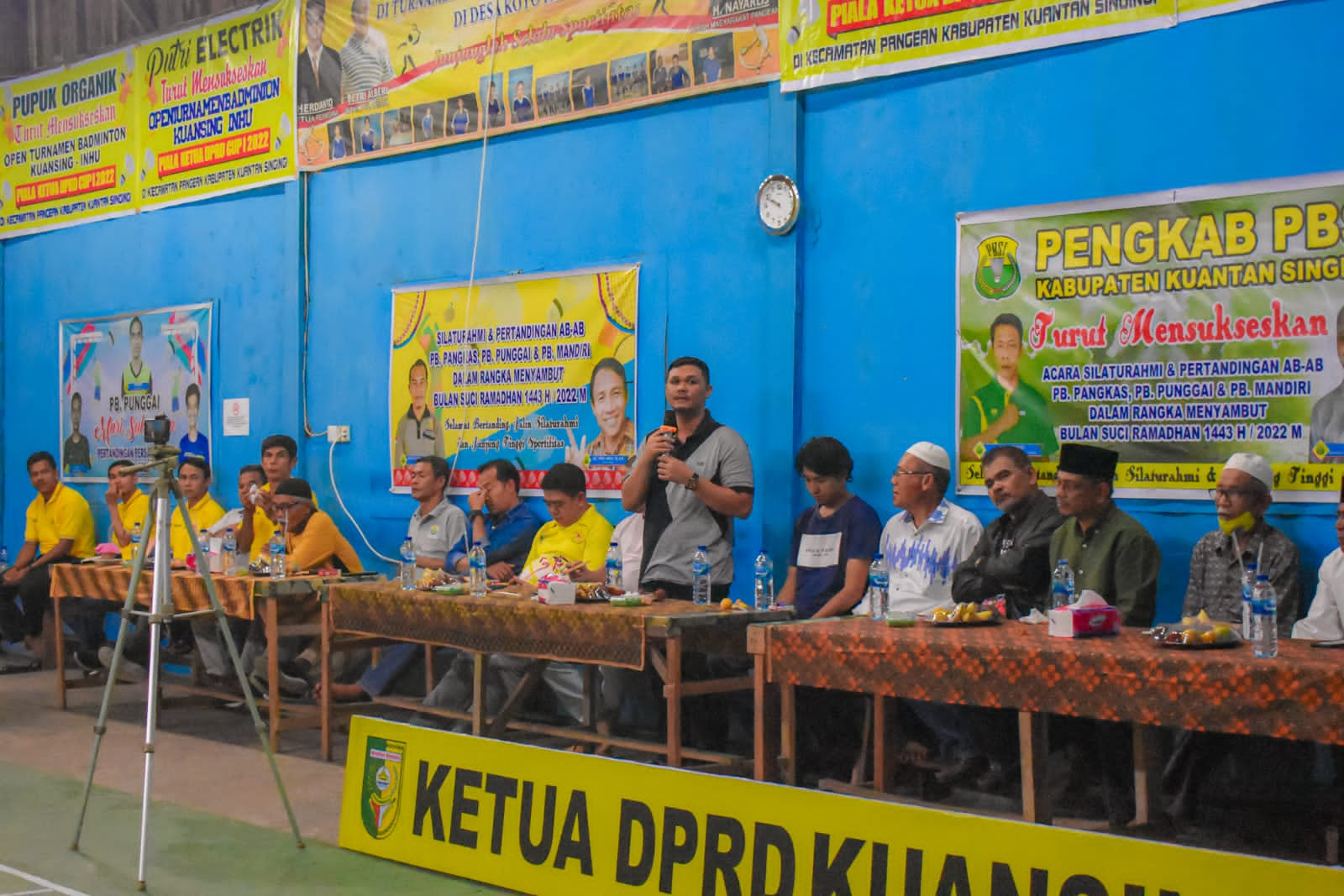 Tokoh-tokoh Pangean Dampingi Ketua DPRD Kuansing Buka Turnamen Badminton