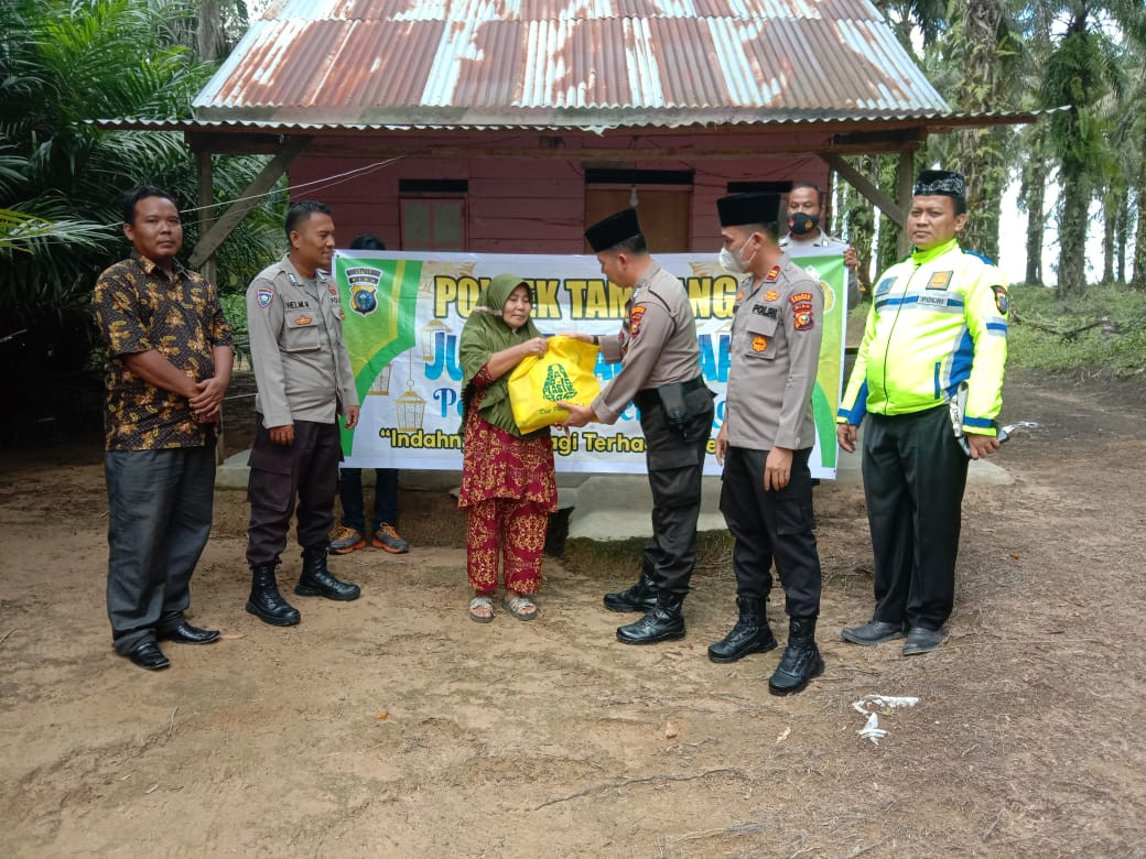 Polsek Tambang Berbagi Kepada Masyarakat Kurang Mampu