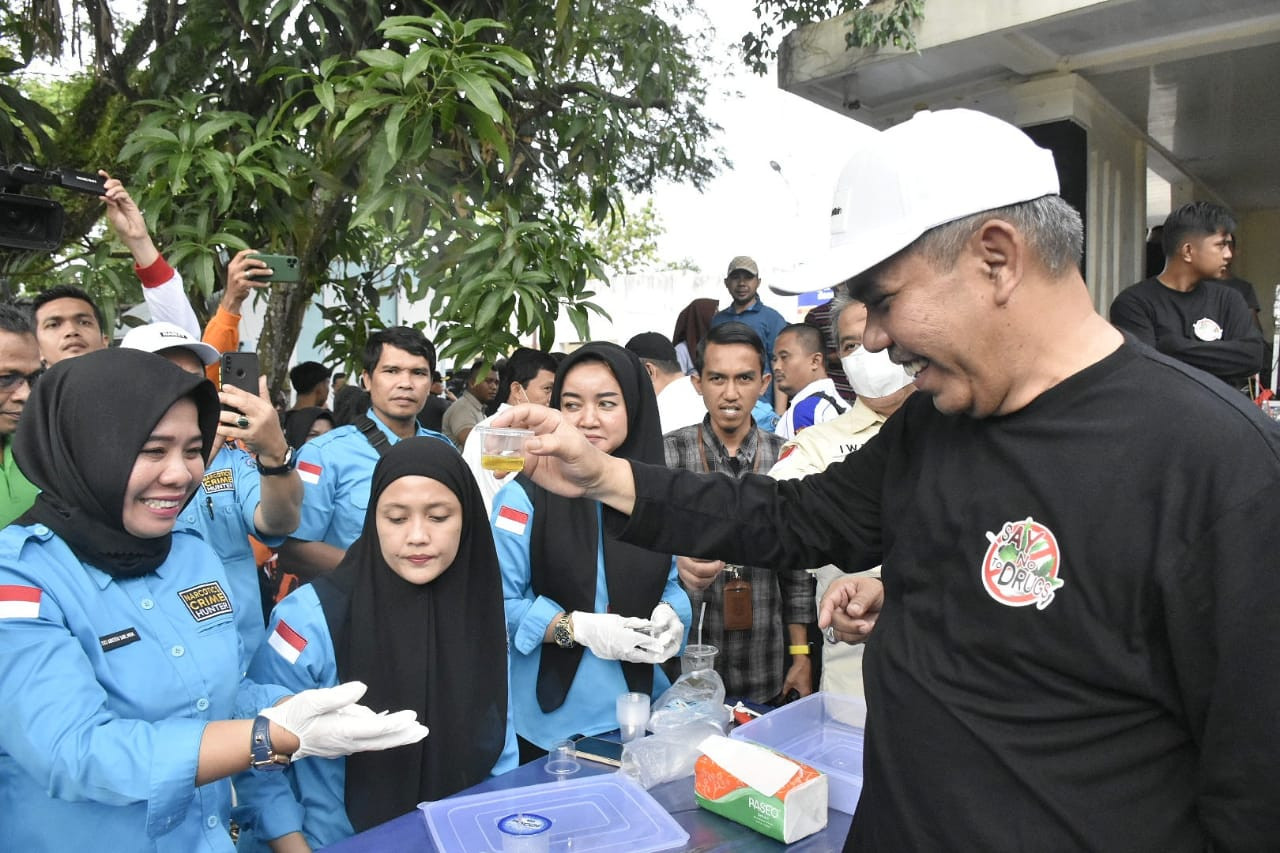Pj Bupati Kampar Lakukan Tes Urine Pertama, Saat Deklarasi Gerakan Kampar Bersih Narkoba