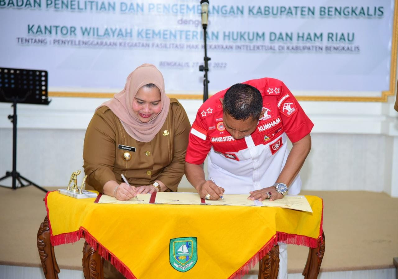 Bupati Bengkalis Kasmarni melaksanakan Penandatangan Nota Kesepakatan dan Perjanjian Kerjasama (MoU)
