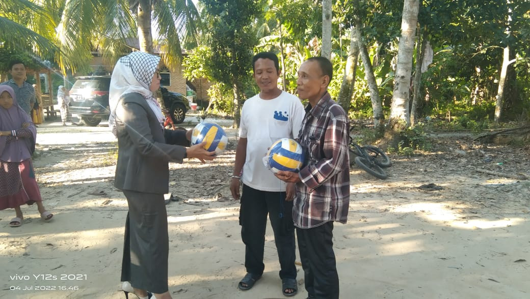 Haswinda Serahkan Bantuan Bola Volly, diDesa Sungai Jalau