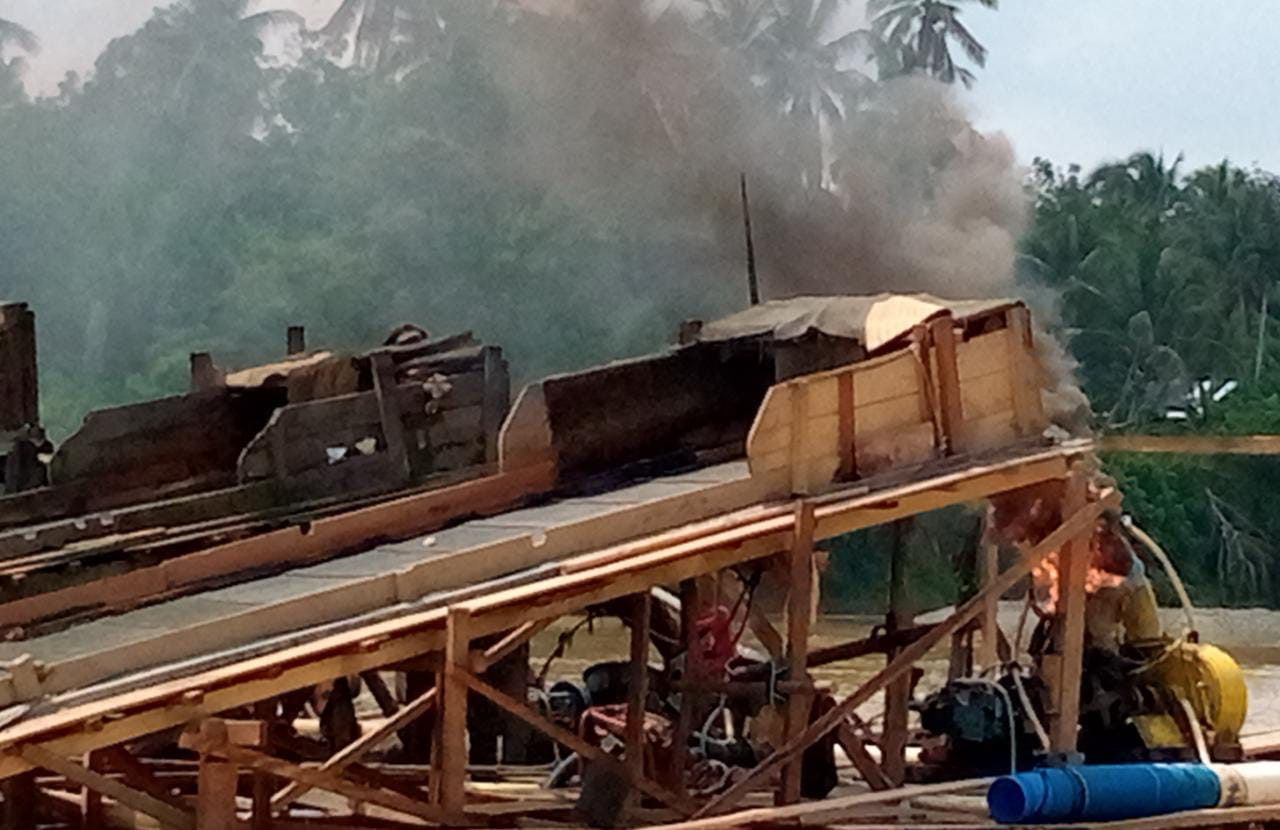 Kapolsek Benai dan Anggotanya Lakukan Penindakan PETI di Aliran Sungai desa Tanjung Simandolak 