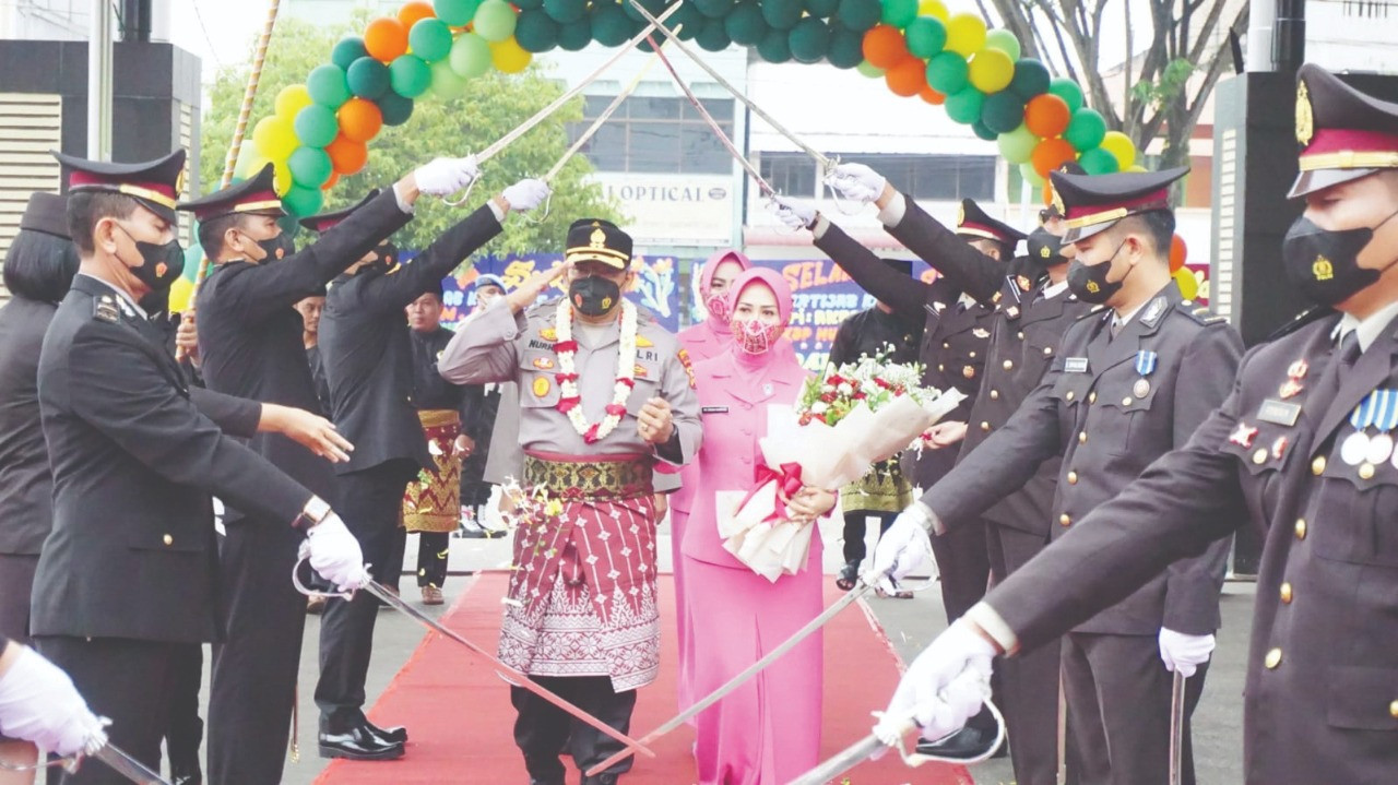 Disambut Upacara Pedang Pora