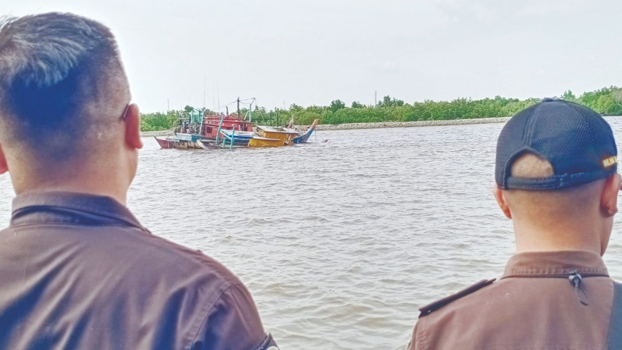 Kejari Dumai Tenggelamkan Tiga Kapal Malaysia