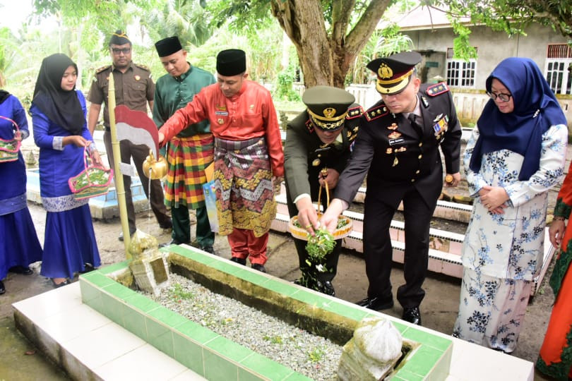 HUT Bengkalis Ke 510, Wabup Ziarah Ke Makam Pahlawan